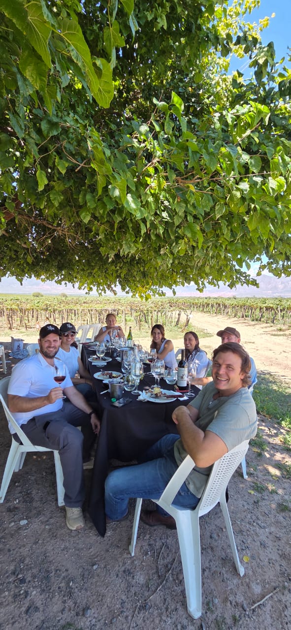 Almuerzo bajo las viñas en Cafayate