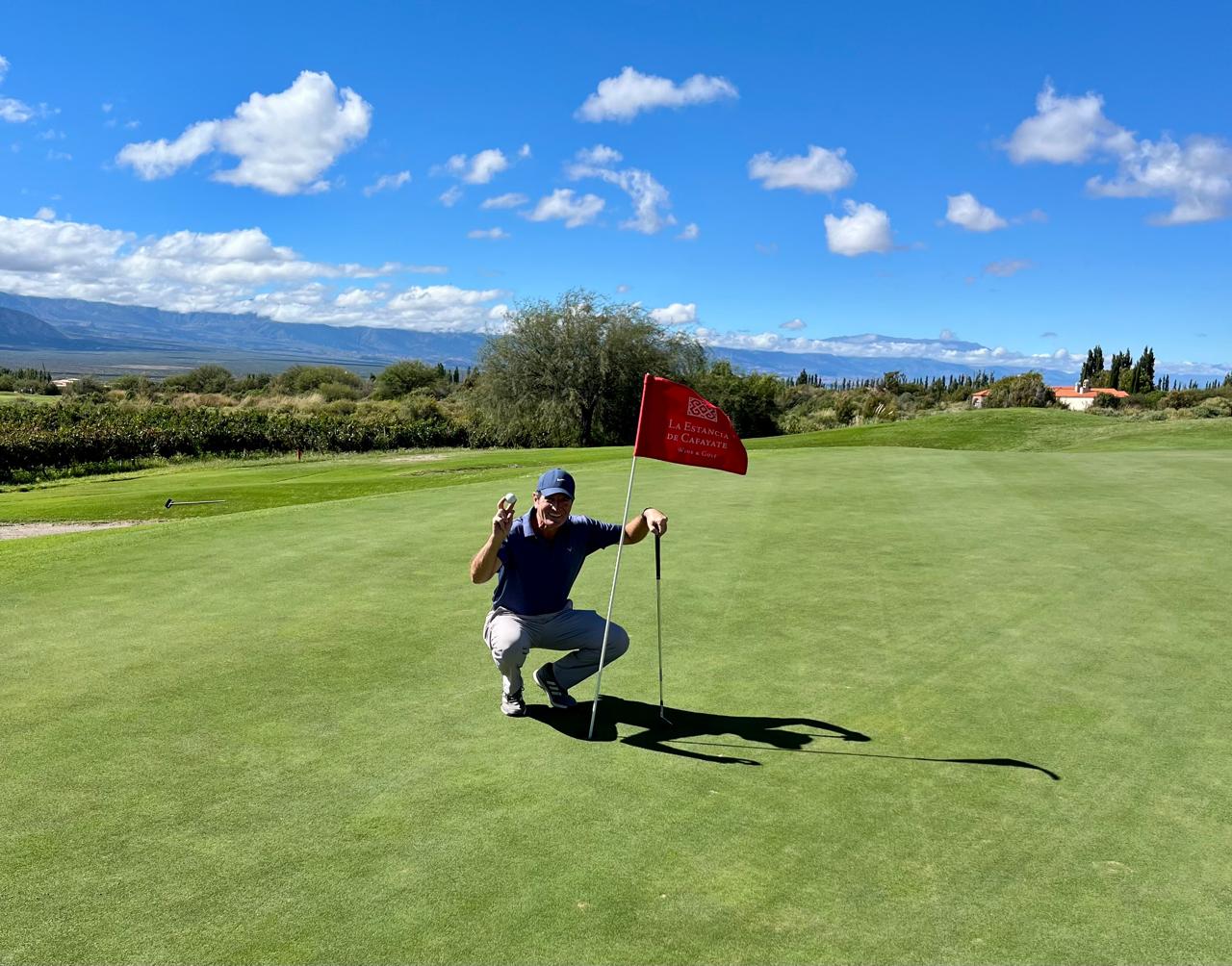 Green de golf con vista a las montañas